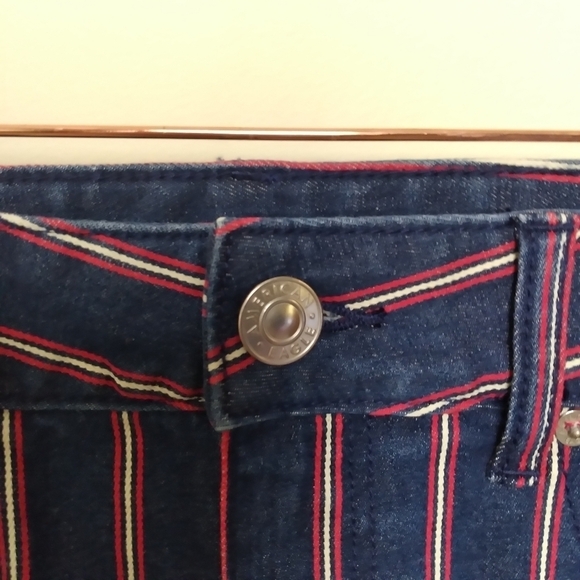 American Eagle Dark Wash Denim Hi Rise Mini Skirt with Raw Hem Size 6 - Picture 8 of 13